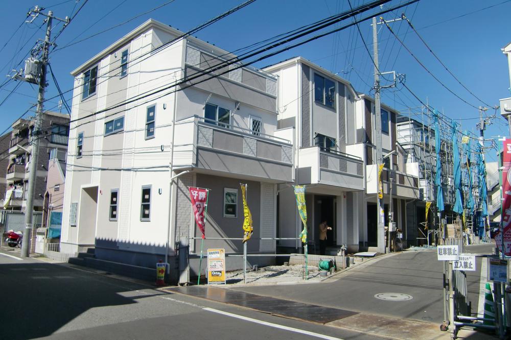 Local photos, including front road. Local (10 May 2013) Shooting