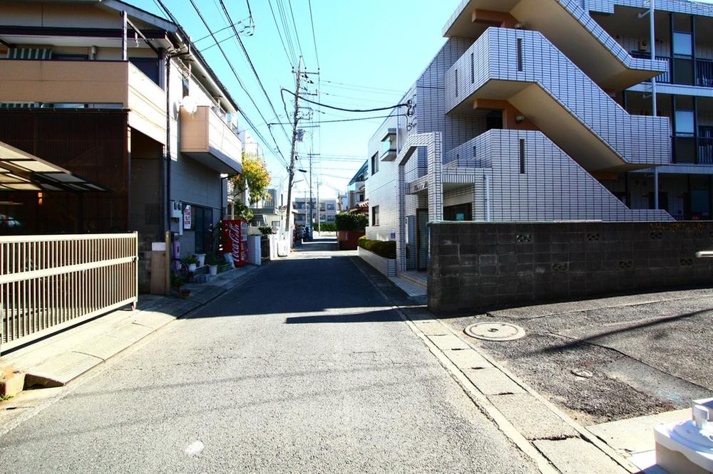 Local photos, including front road. It is the road of the entire property.