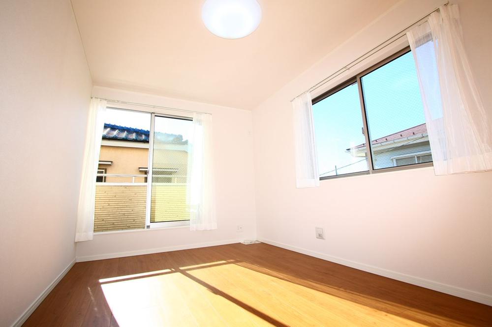 Non-living room. 7.25 Pledge Western-style