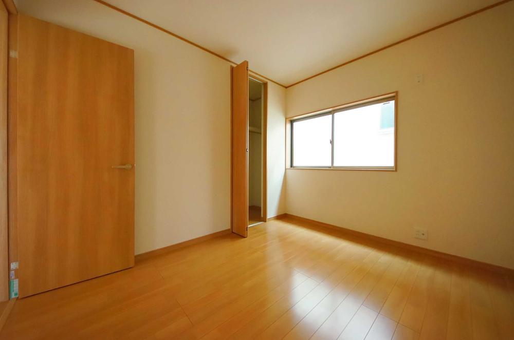 Non-living room. Indoor (11 May 2013) Shooting, It is the second floor of the closet 5.25 quires that can be used as a living room.