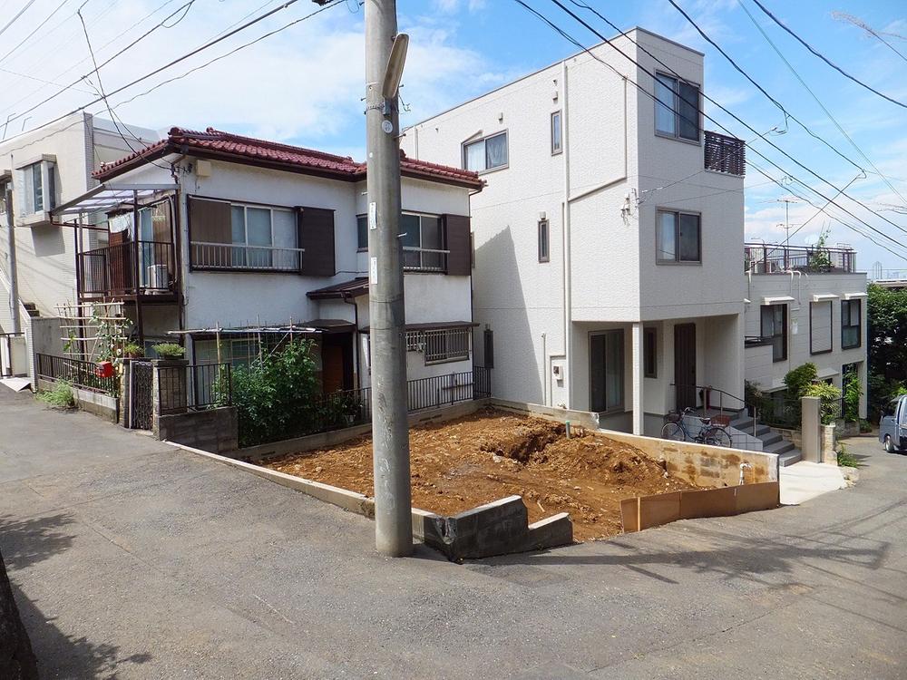 Local photos, including front road. Is a good southeast southwest corner lot of per yang.