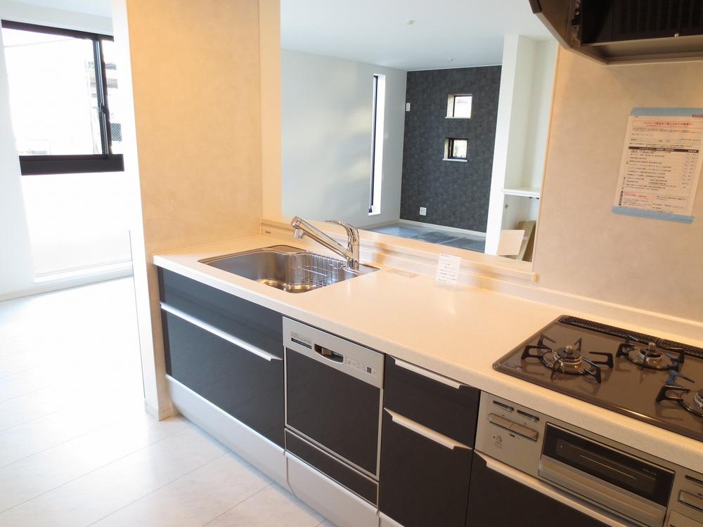 Kitchen. System kitchen up a notch. "Cleanup ・ Clean Lady "adopted. Floor heating is equipped