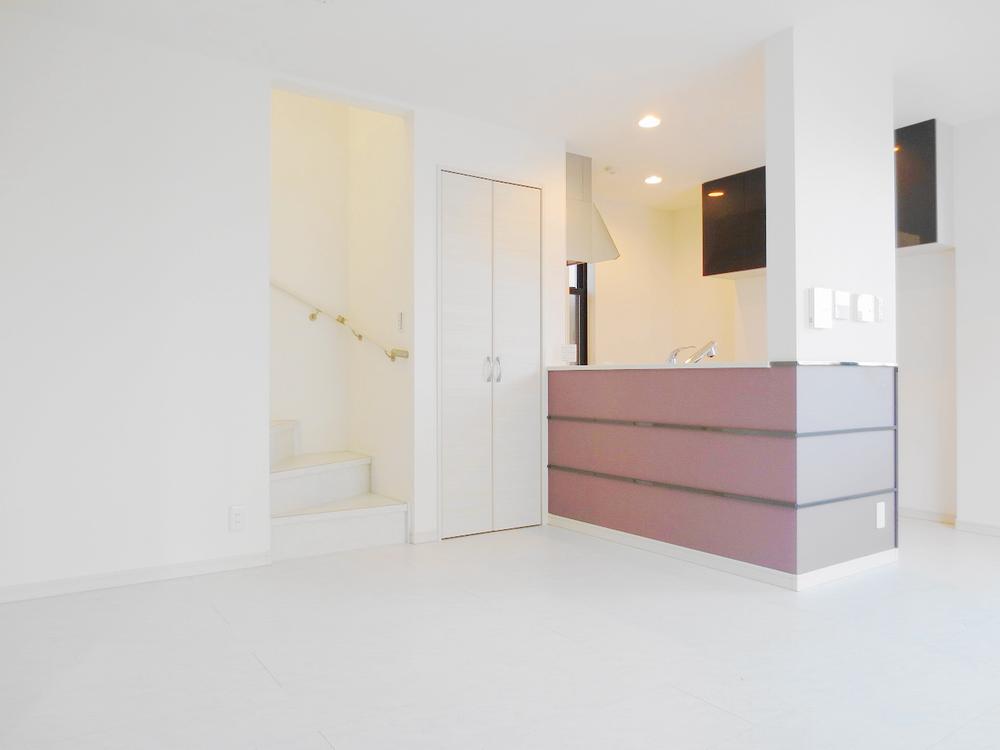 Living. In pure white marble flooring of the more dazzling, It is an open kitchen ... nice accent color shine!