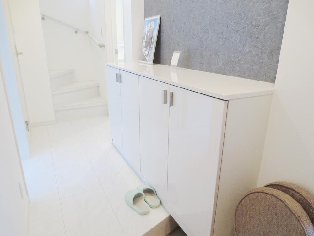 Entrance. White from the front door! Accent cross sense shines. If this entrance, You will every day want to invite our customers!