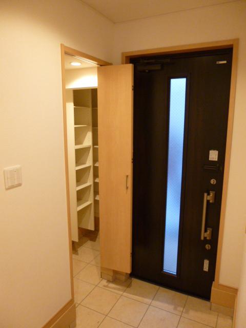 Entrance. Shoes cloak! Storage capacity of large capacity!