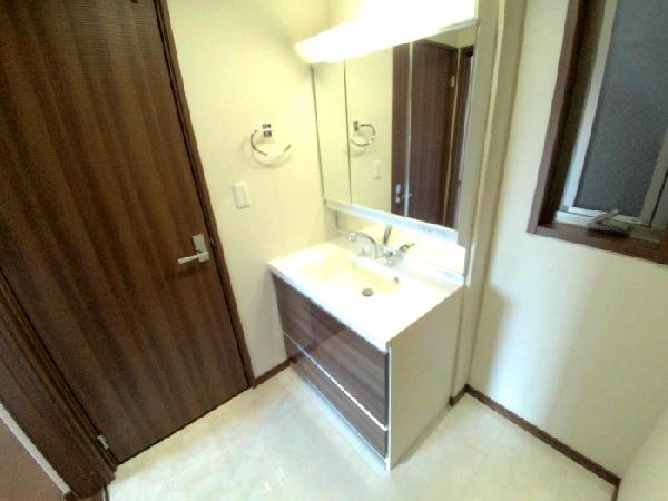 Wash basin, toilet. Shampoo dresser