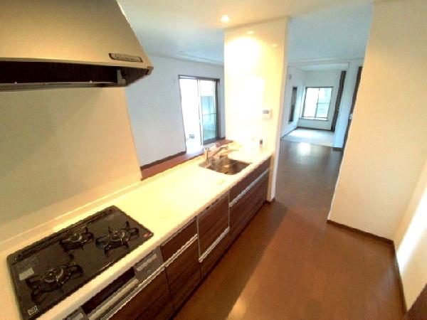 Kitchen. Underfloor Storage There