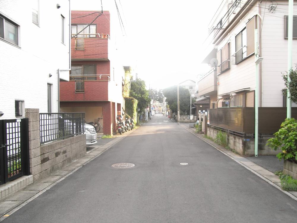 Local photos, including front road. Life is useful are also substantial commercial facilities in front of the station! 