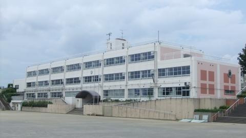 Primary school. Until the new elementary school 1220m