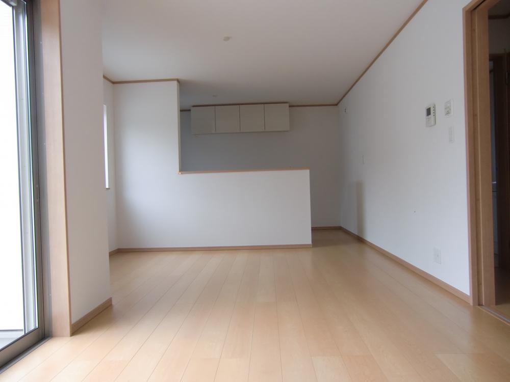 Same specifications photos (living). ● because it is open-counter kitchen, It is safe can have small children.