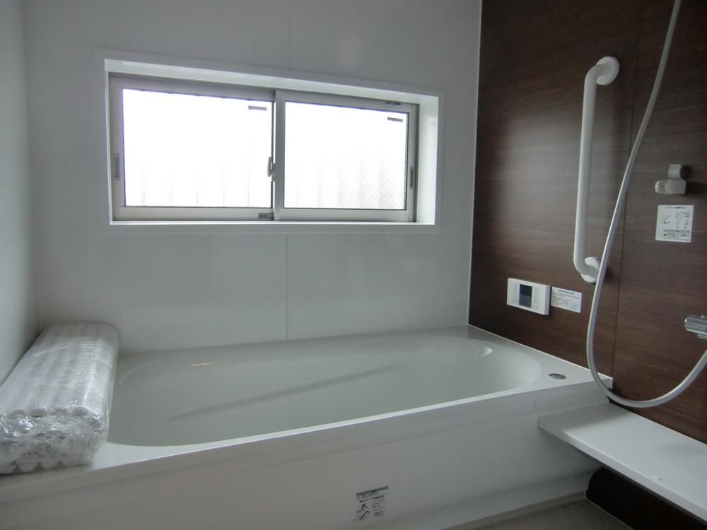Same specifications photo (bathroom). ● afield, I want to take a bath!