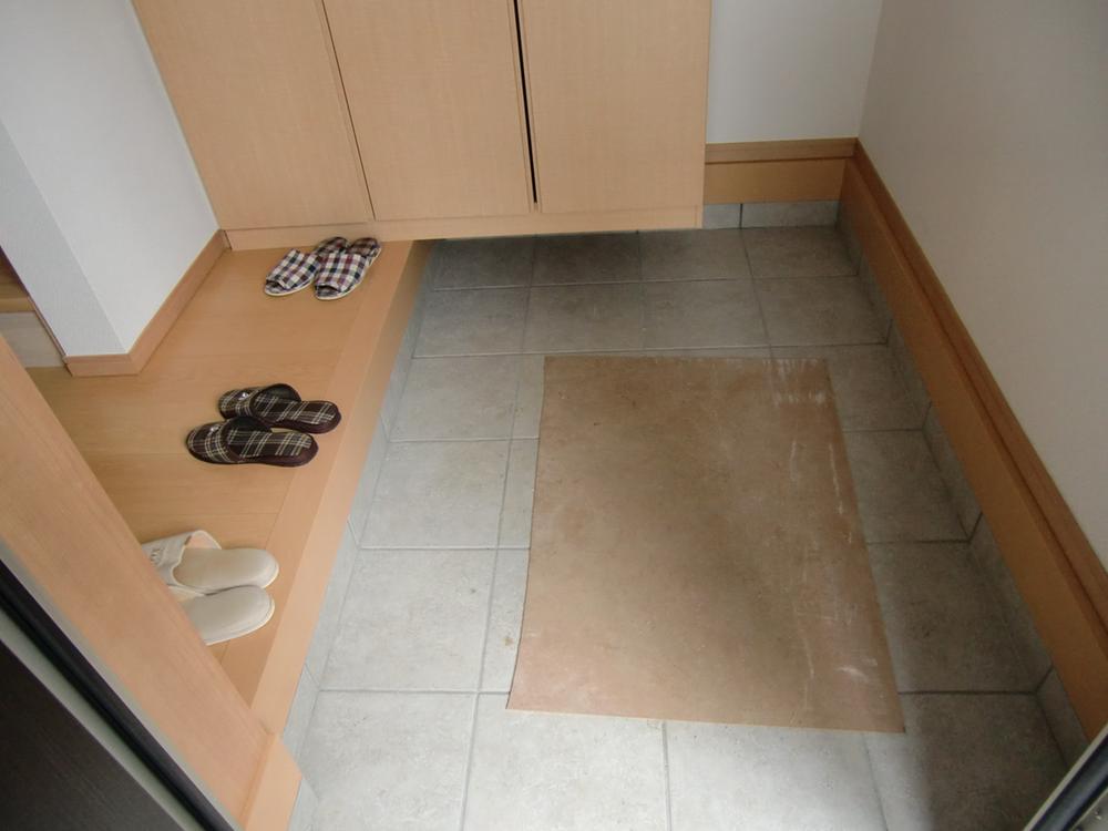 Entrance. ● The entrance wanted to live in a large house ~  ~