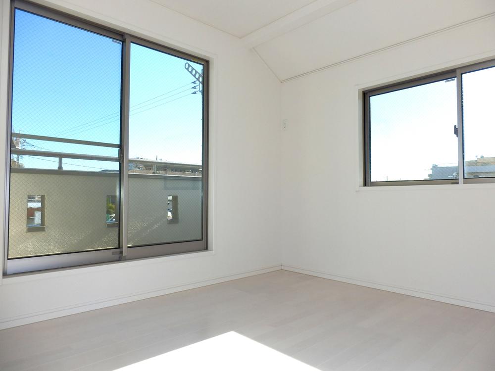 Non-living room. Same specifications A room with a balcony