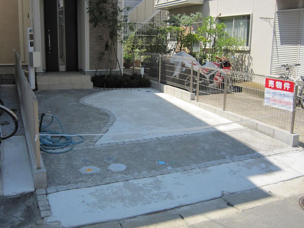 Local photos, including front road. You can also pat parked vehicle of large high roof.