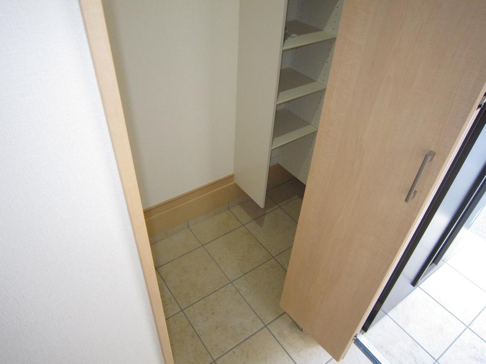 Receipt. Entrance by this walk-in shoe closet