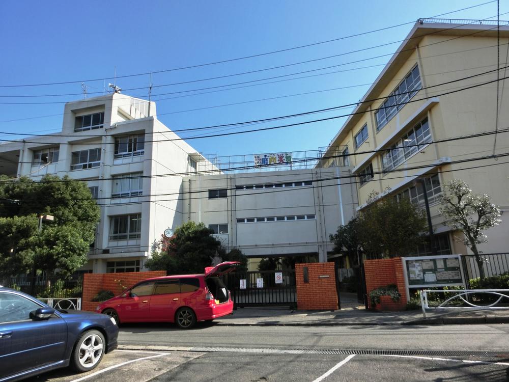 Junior high school. 1236m to the Kawasaki Municipal Mukogaoka junior high school
