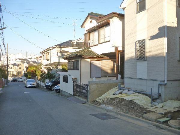 Local photos, including front road. Front road 6m.