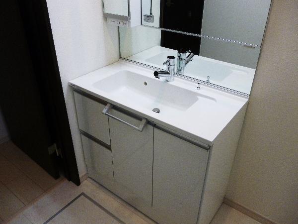 Wash basin, toilet. Shampoo dresser