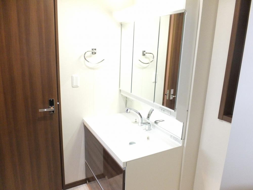 Wash basin, toilet. Local (12 May 2013) Shooting