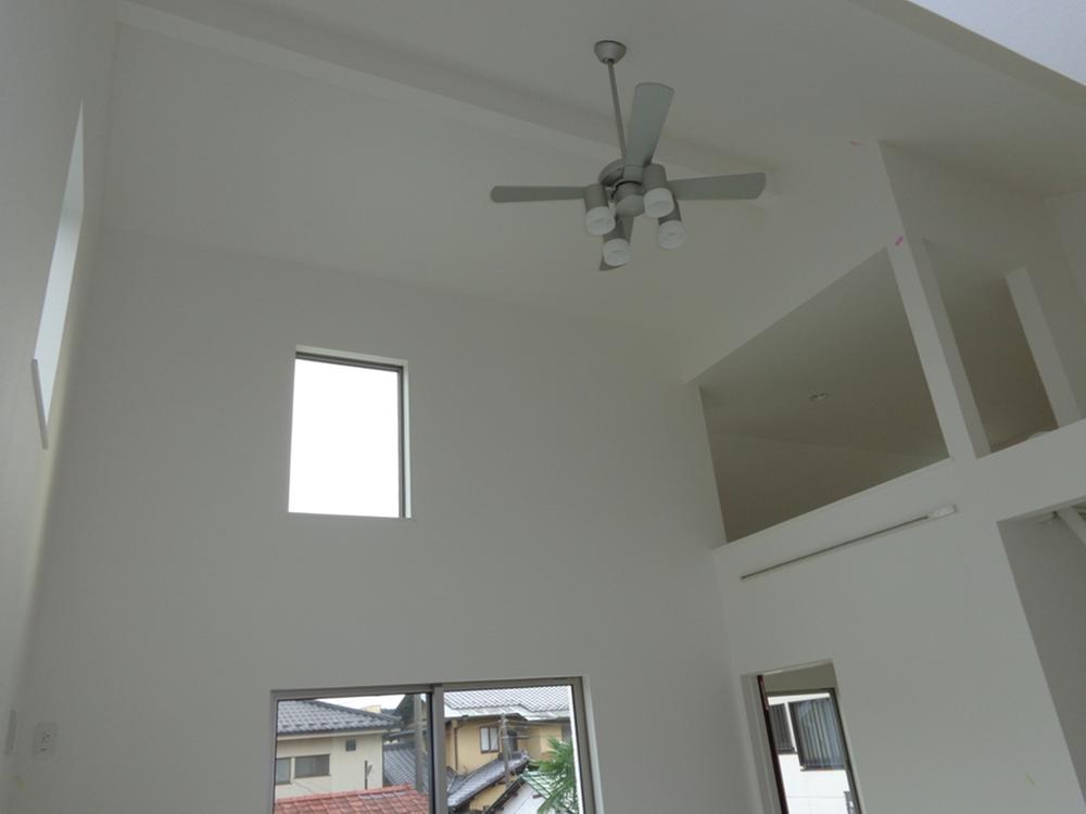 Same specifications photos (Other introspection). There is a feeling of freedom bright blow is of the same specification of features living