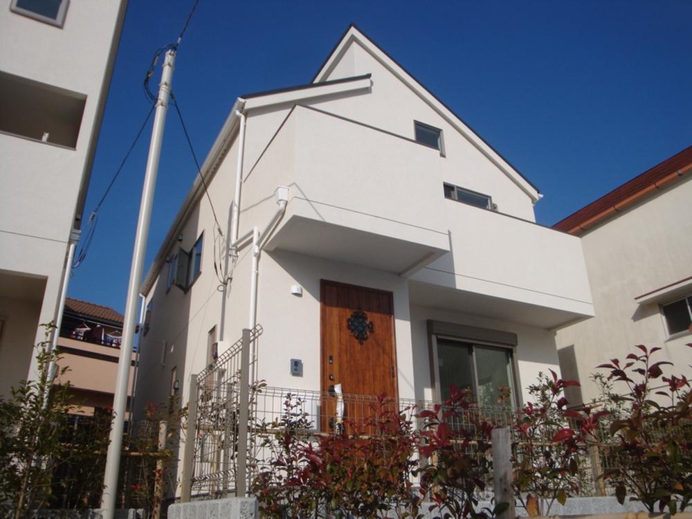 Same specifications photos (appearance). Finish simple white in appearance, which was based and the clutter