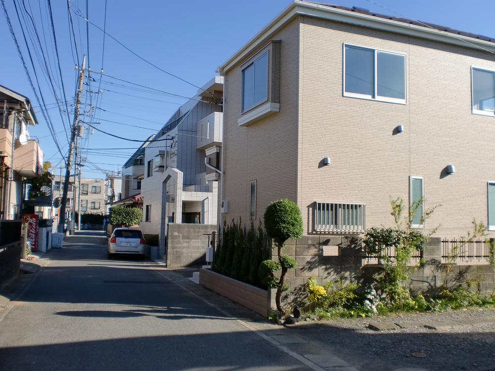 Local photos, including front road. Spacious the entire road!