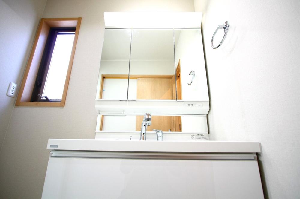 Wash basin, toilet. 5 Building