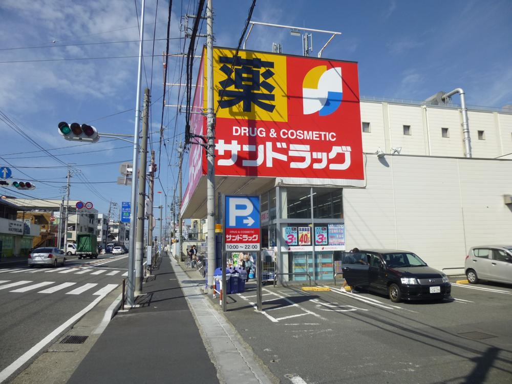 Drug store. It supplies Ya day 250m luggage increases to San drag, It is very convenient if your medicine can buy near.