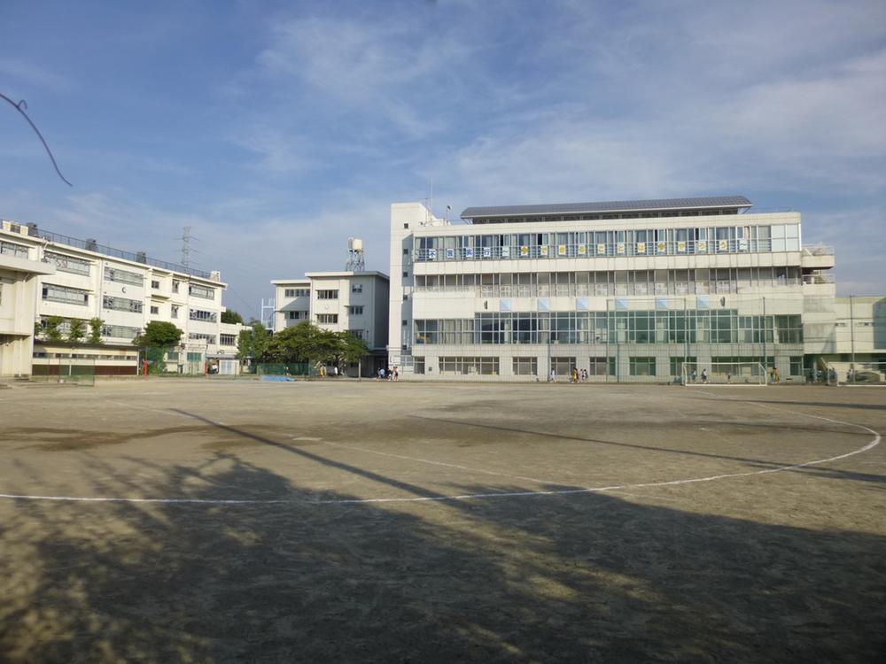 Junior high school. Higashitachibana appearance of students who to school while the greeting to the people of 500m your neighborhood up to junior high school is very refreshing.