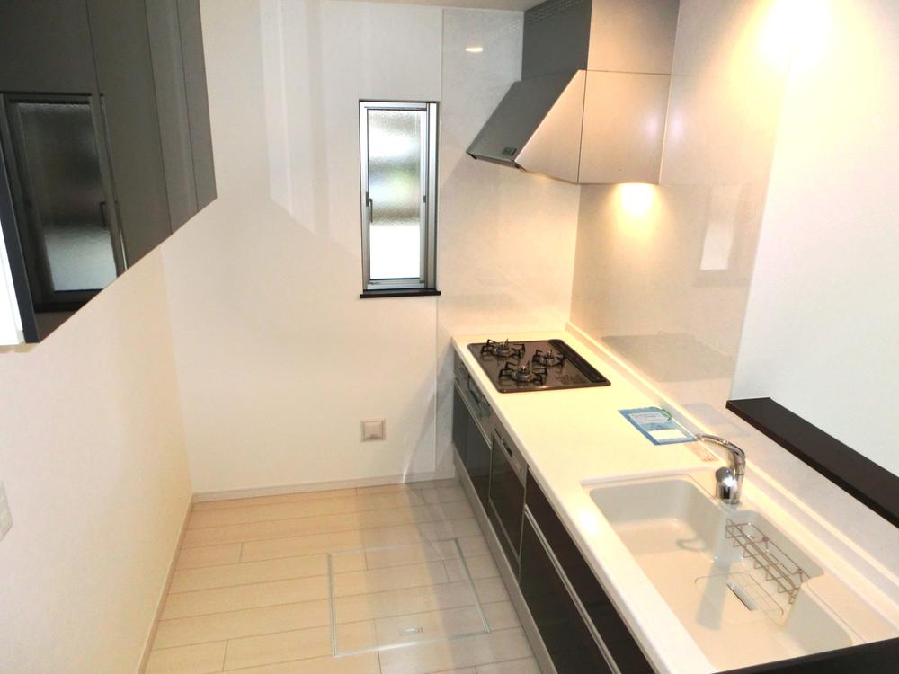 Kitchen. Built-in dishwasher with kitchen