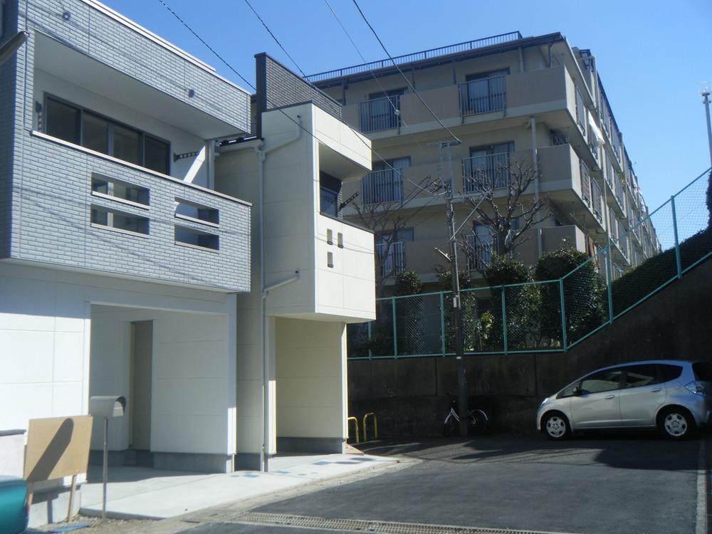 Local photos, including front road. Local (10 May 2013) Shooting Parking is also a breeze! Front road 6m