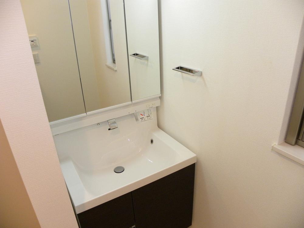 Same specifications photos (Other introspection). It is the vanity of the same specification.