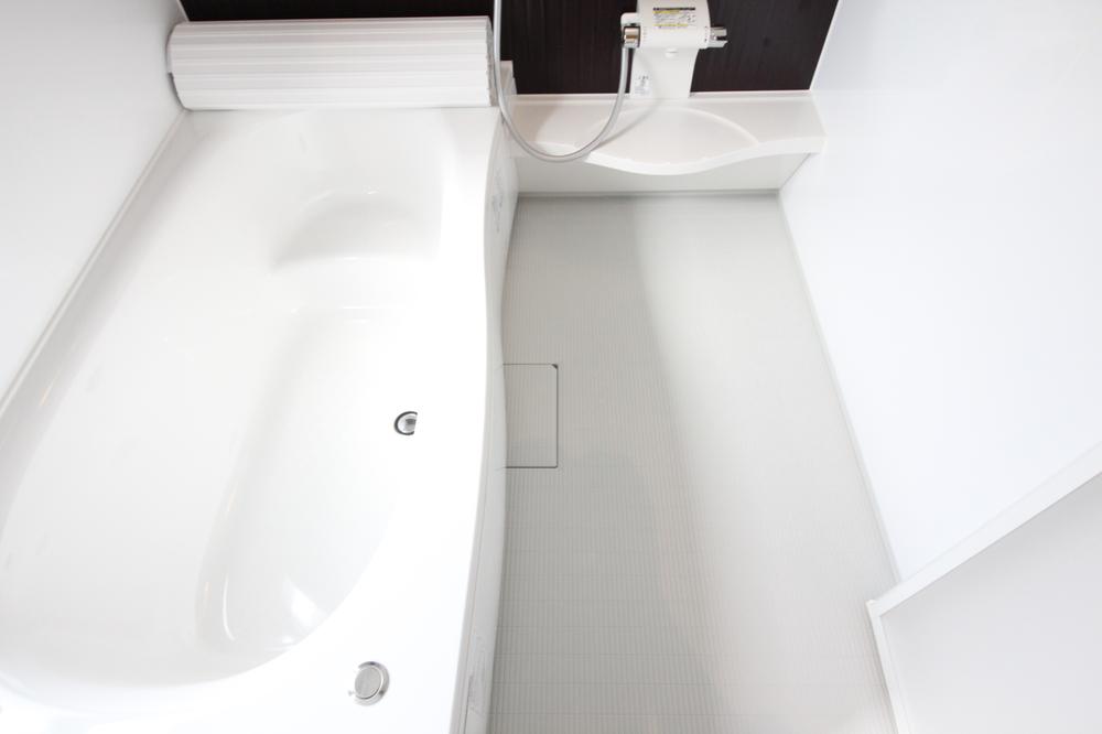 Bathroom. 5 Building