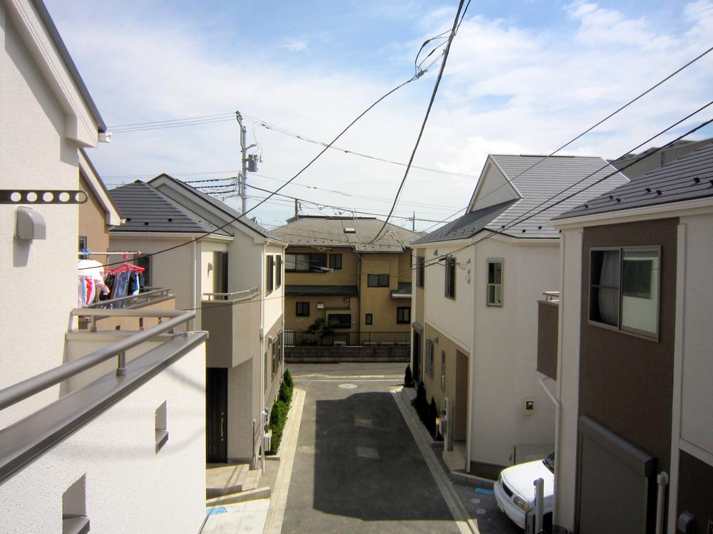 View photos from the dwelling unit. Children is also safe in the resident-only road. (7 Building)