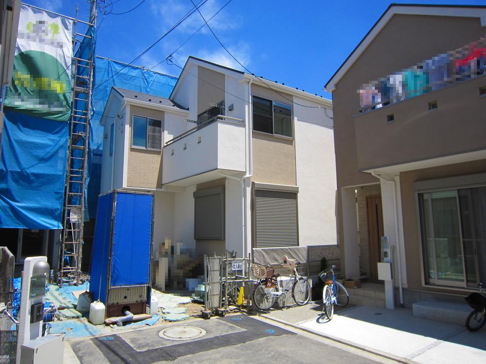 Local photos, including front road. Good per yang two-story (7 Building)