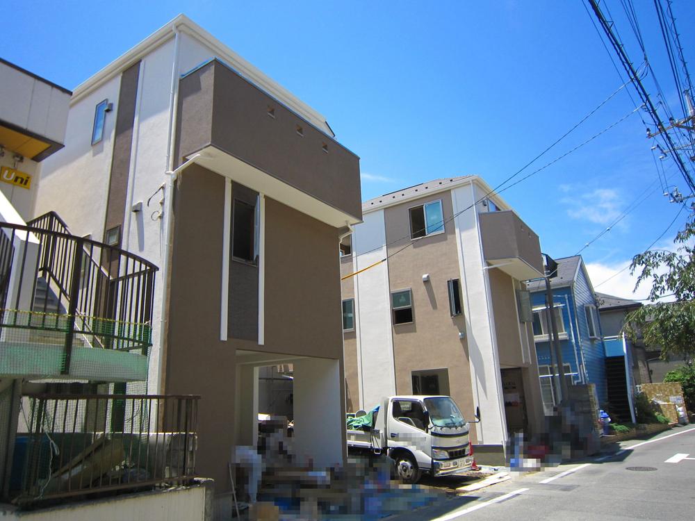 Local photos, including front road. Local appearance (9 ・ 11 Building)