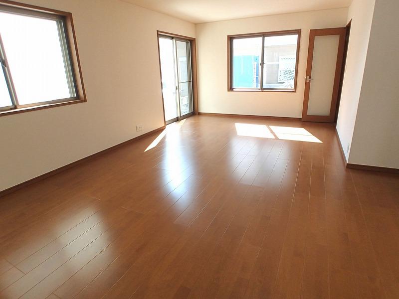 Living. Large LCD TV is likely to well-matched. (7 Building)