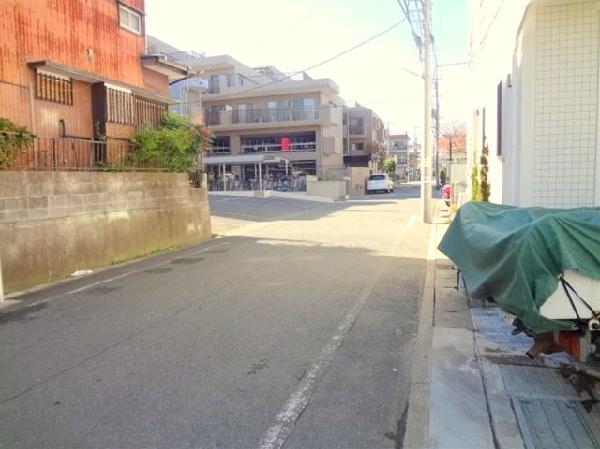 Local photos, including front road. Contact road