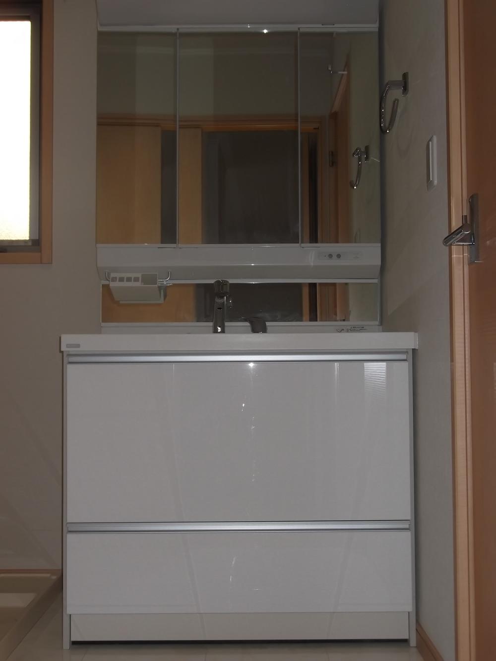 Wash basin, toilet. Indoor (12 May 2013) Shooting