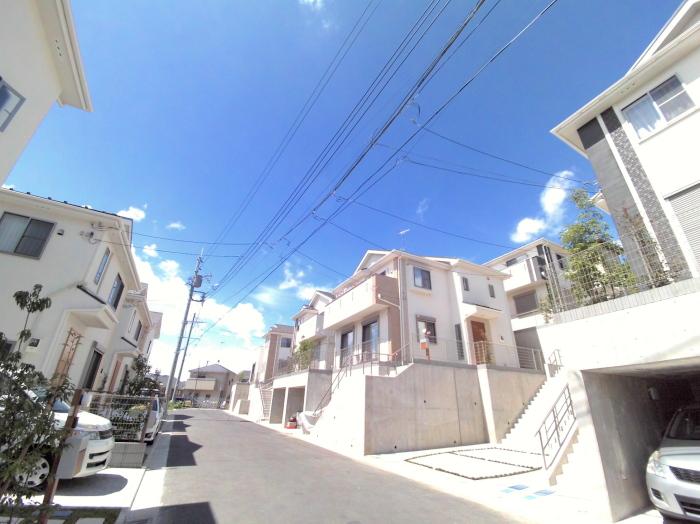 Local photos, including front road. Siemens to develop road 6M