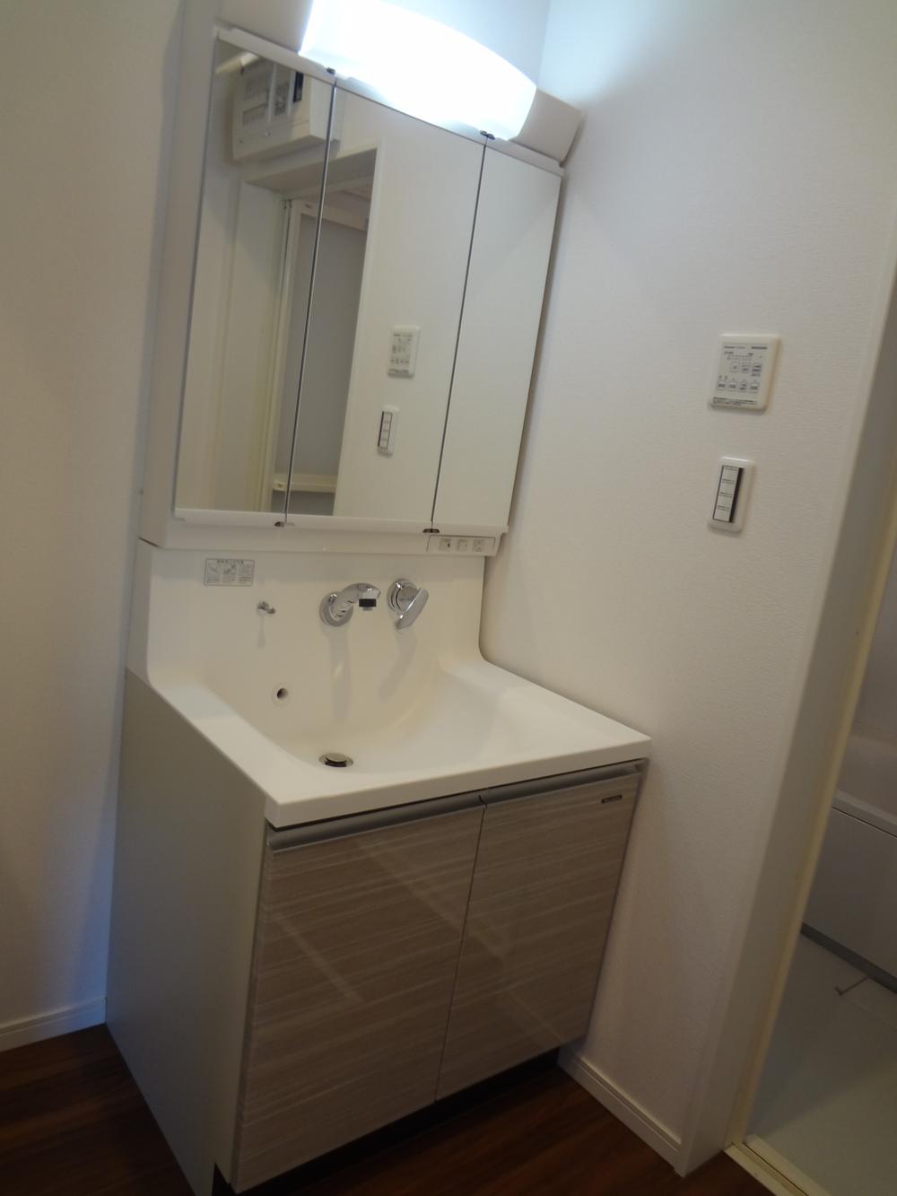 Wash basin, toilet. Indoor (February 2013) Shooting