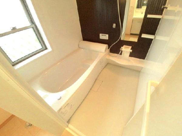 Bathroom. Spacious 1 tsubo size bus