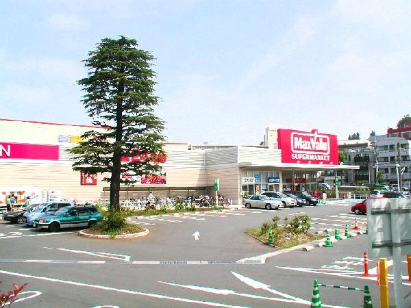 Supermarket. Super 800m 24-hour until Maxvalu looks useful