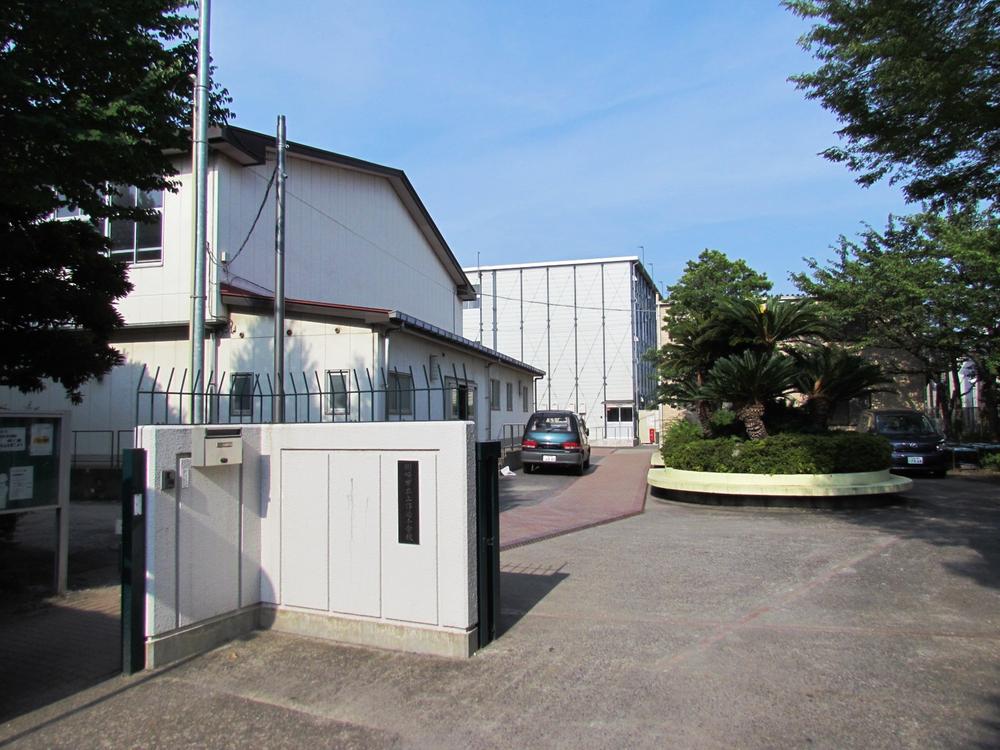 Primary school. 300m until Kamisakunobe