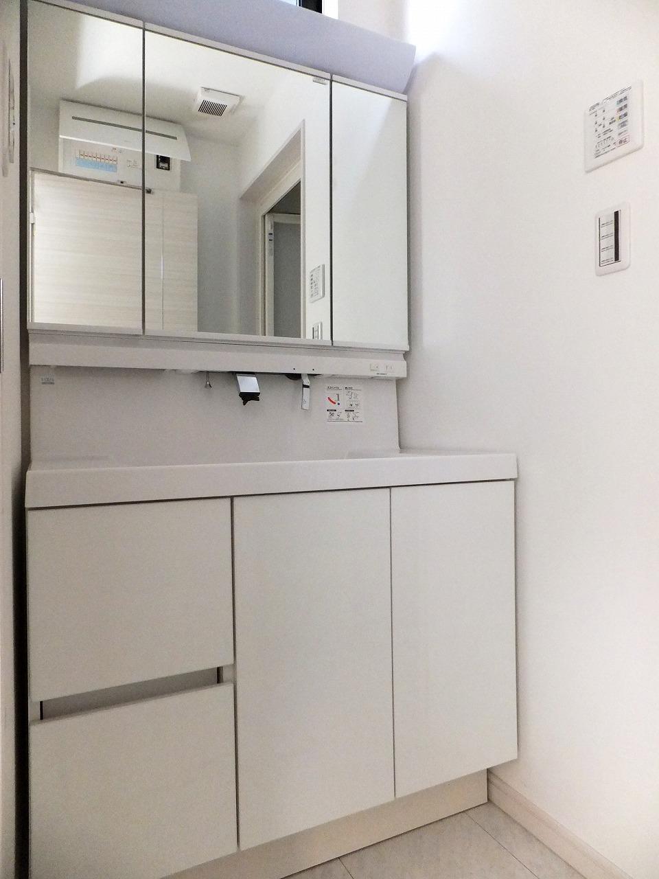 Wash basin, toilet. Three-sided mirror is with the type of shower function.