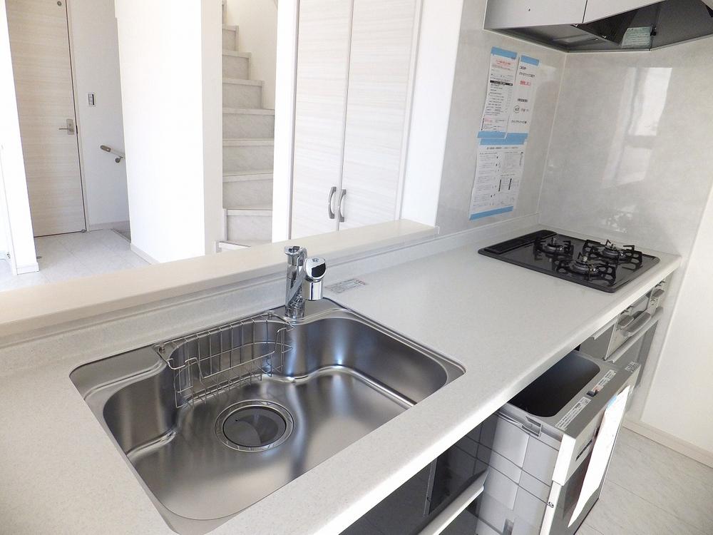 Kitchen. Indoor (12 May 2013) Shooting Dishwasher ・ With water purifier, Stove adopts a three-necked.