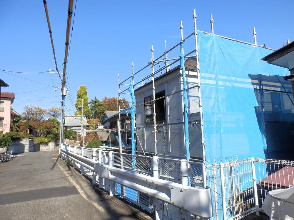 Local photos, including front road. Is a living environment that remains of the green