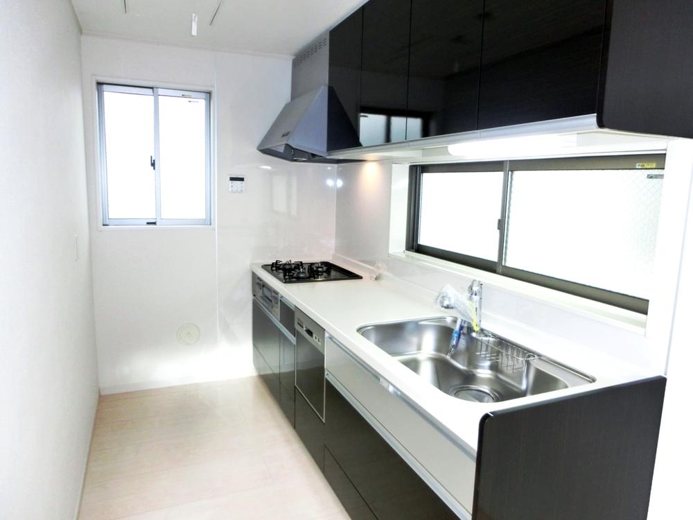 Kitchen. Built-in dishwasher with kitchen