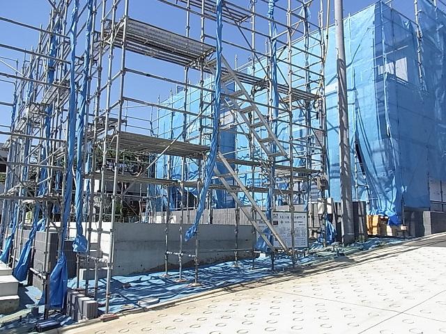 Local photos, including front road. 5 Building site (October 2013) Shooting