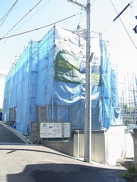 Local photos, including front road. 6 Building site (October 2013) Shooting